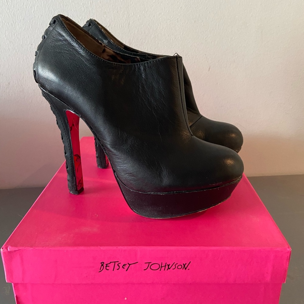Betsy Johnson leather booties 8.5